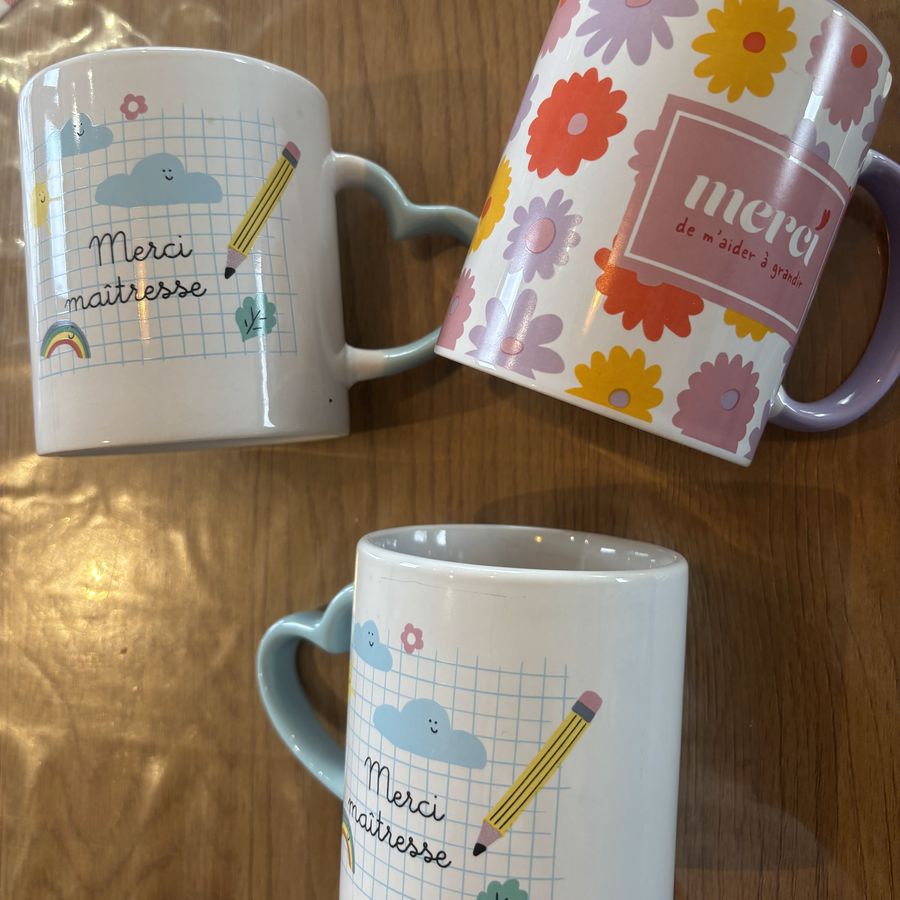 Trois tasses offertes, dont deux « Merci maîtresse »